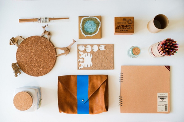 統(tǒng)一桌上物件如：筆記本、筆、杯子等