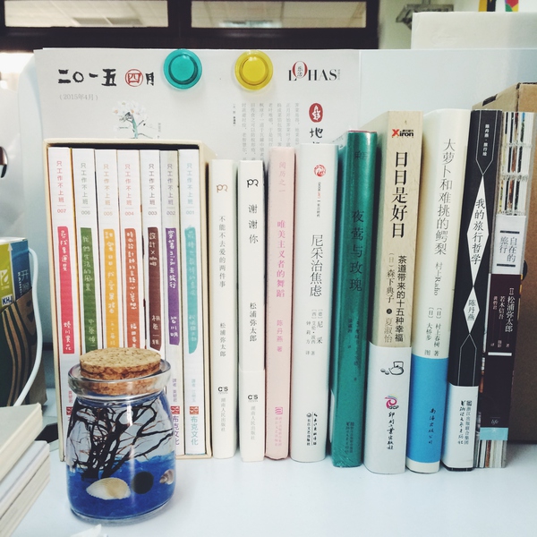 辦公桌小角落，分區(qū)收納，錯落有致