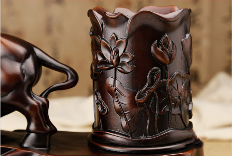 筆筒成聚財(cái)之狀，寓意財(cái)源滾滾而來(lái)