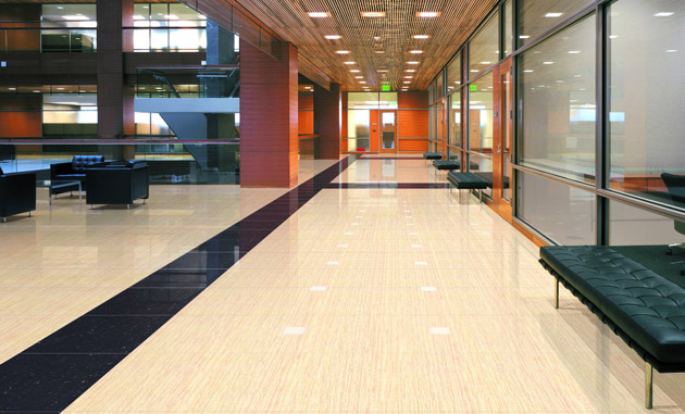 辦公室地面對縫不齊、有色差