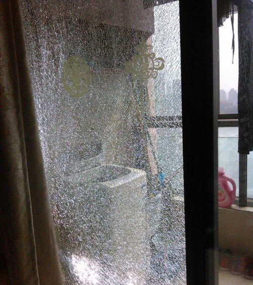 家里鋼化玻璃自爆了，應(yīng)該怎么處理