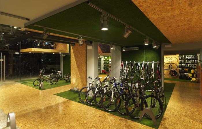 綠色天然草坪自行車店loft裝修設(shè)計案例效果圖