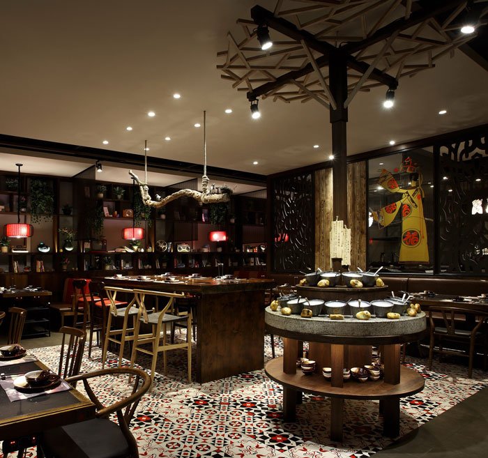 沉穩(wěn)、古樸、自然、寧靜的火鍋店擺放區(qū)域方案設(shè)計(jì)效果圖