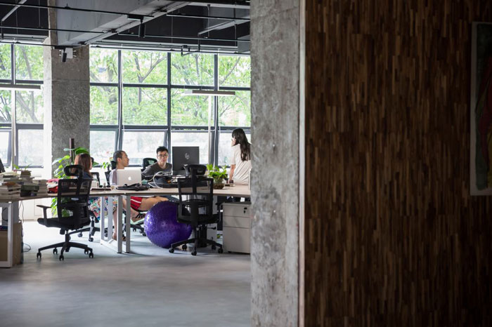 智能辦公室辦公區(qū)裝修設計效果圖