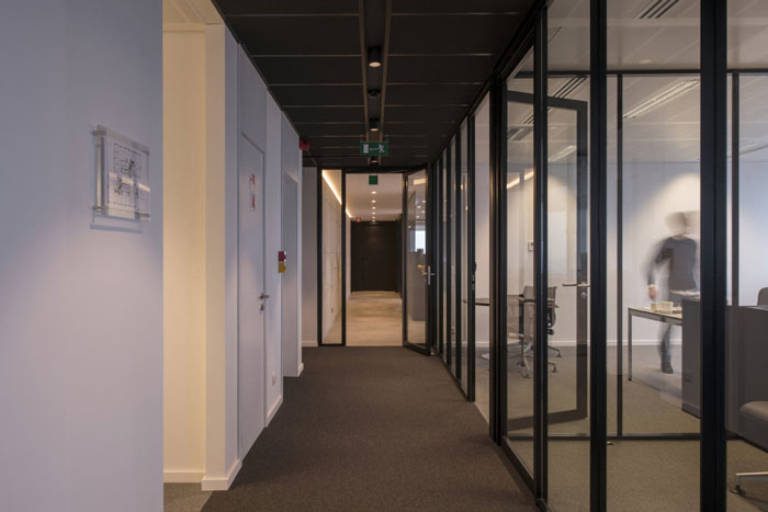 投資咨詢公司辦公室過道裝修設(shè)計效果圖