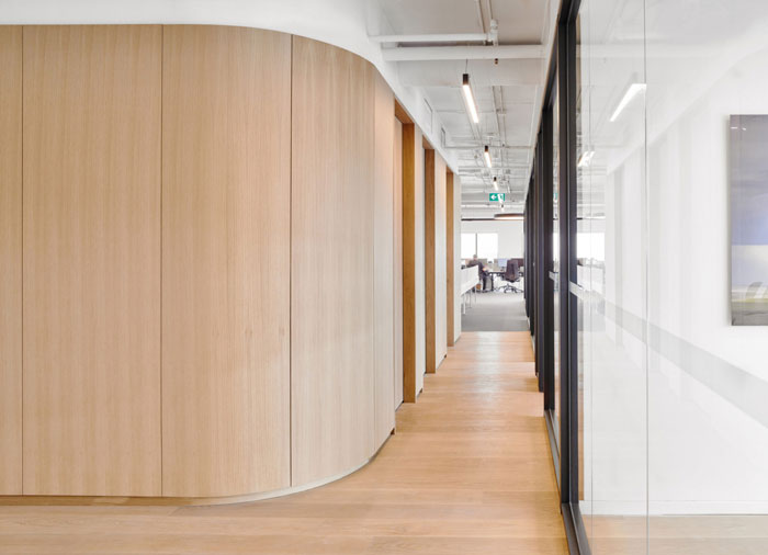 投資集團(tuán)辦公室過道裝修設(shè)計(jì)效果圖