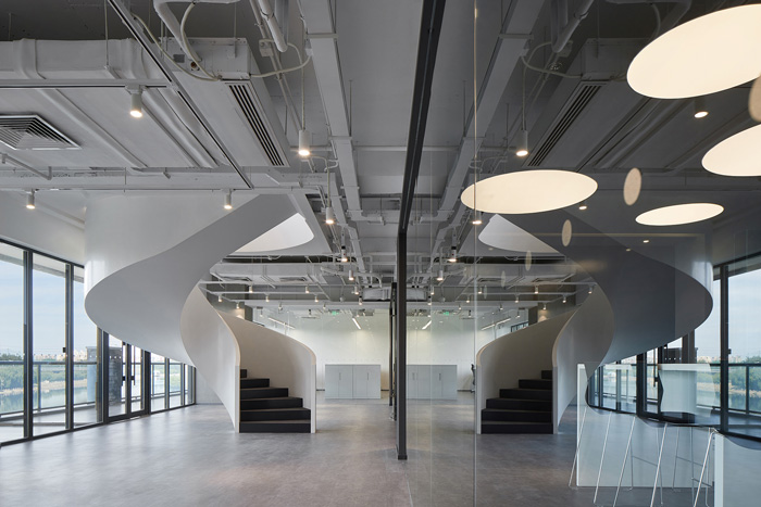 科技辦公樓旋轉(zhuǎn)樓梯裝修設(shè)計效果圖