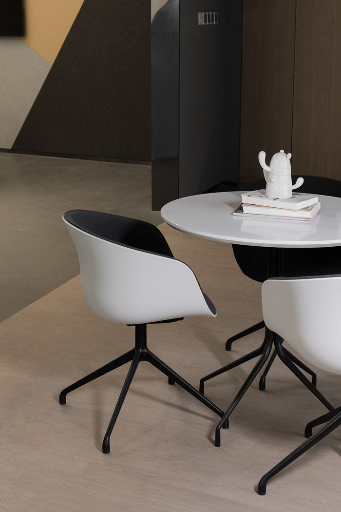 產(chǎn)業(yè)園辦公室交流區(qū)裝修設(shè)計(jì)效果圖